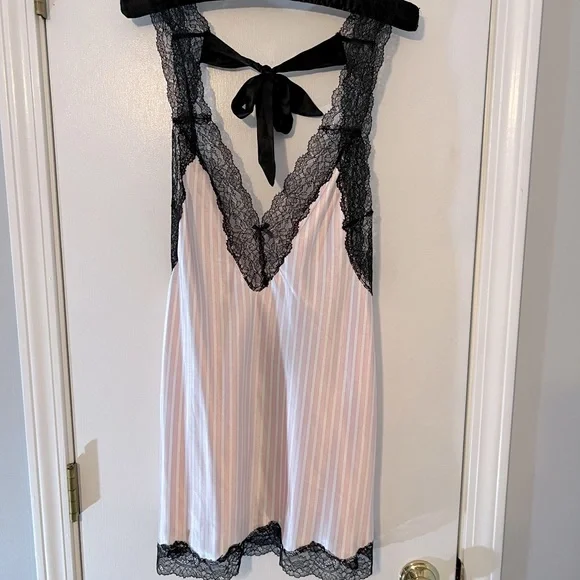 VICTORIA’S SECRET Classic Pink & Black Striped Lace Slip - Size Medium 🩷🤍🖤 - Picture 1 of 7